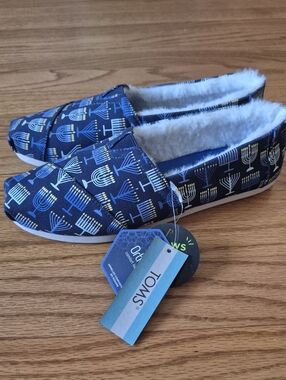 TOMS Navy Menorah Pattern Slip-On Shoes with Faux-Fur Lining NWOB